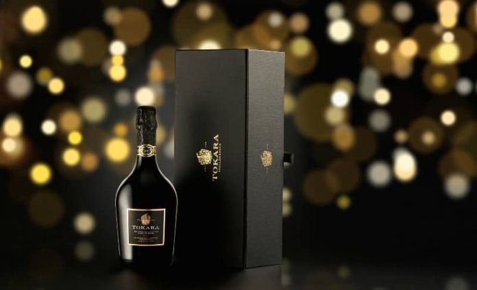 CVC1659's tweet photo. There's no better Christmas present than wine, and with December almost here, why not treat yourself or a loved one with #CVCmember @TOKARA_ZA 's beautifully elegant MCC? 
@iAfricadotcom breaks down why this should be on your list this holiday season. 
https://t.co/uGzHvuThJA https://t.co/m5Sabc6Mzn