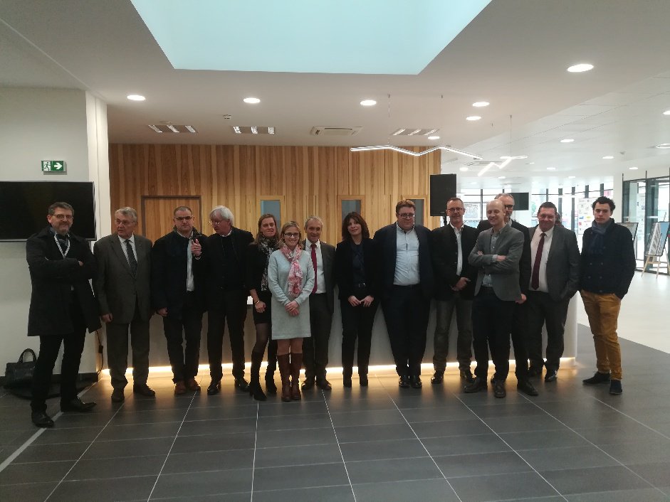 MedipoleLV's tweet photo. L'équipe du projet #MédipôleLyonVilleurbanne est réunie à l'occasion de la remise des clés officielle. Restez connectés pour suivre l'événement ! https://t.co/06Qt4Nww8l
