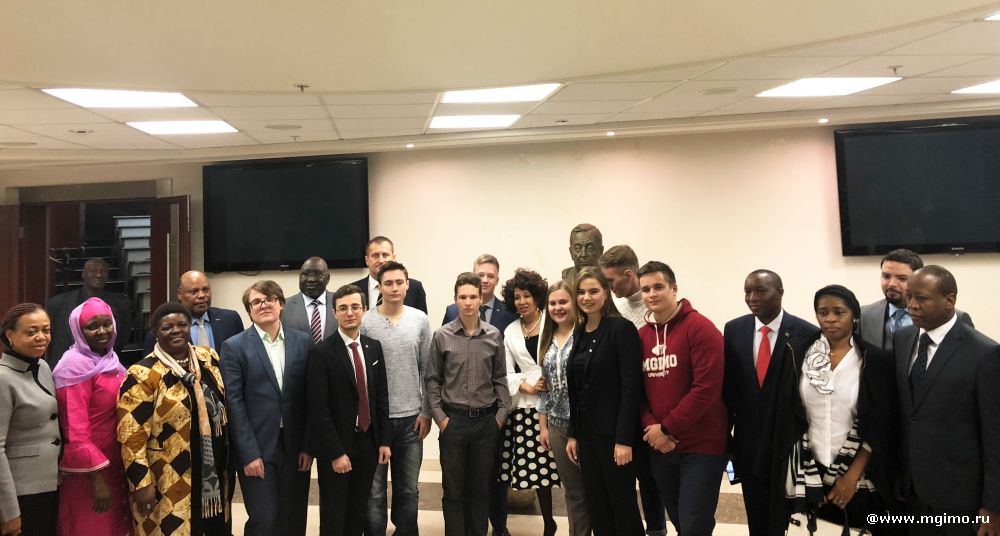 EmbassyofRussia's tweet photo. During her visit to Russia Minister of International Relations and Cooperation @LindiweSisuluSA visited MGIMO University and met with the MGIMO African Club – student community specialising in African history, politics &amp; culture #RussiaSA 🇷🇺🇿🇦 https://t.co/fTKVC1giI8