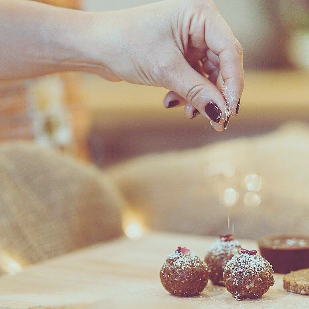 MyHealthCornwal's tweet photo. Cue the music...’It’s beginning to look a lot like Christmas’...🎶🎄💕🥳
.
.
.
#christmas #excited #xmaspuddingballs #raw #vegan #glutenfree #natural #noaddedsugar #refinedsugarfree #cacao #nuts #seeds #magical #lovechristmas #cornwall #cornish #helston #rawballs #prepping https://t.co/XChoHAqkpG