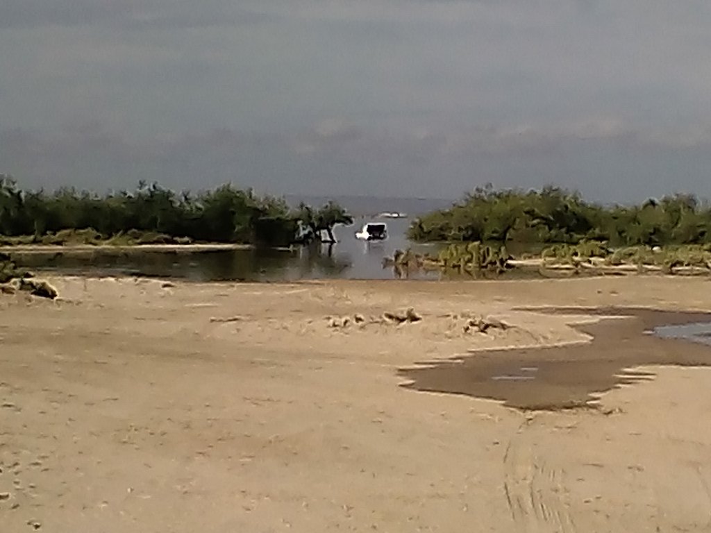When the parking spot  and incoming tide do not match.... Saturday morning Esperanza III at end of calle Cangrejo