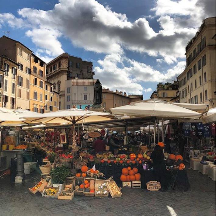 visit_lazio's tweet photo. Un mercato all’aperto nel cuore di #Roma e il set di simboli della romanità più verace come #AldoFabrizi e #AnnaMagnani nel film "#CampodeFiori" del 1943 di #MarioBonnard [Ft IG @claudio_colaneri] https://t.co/r1JcQ9emDr