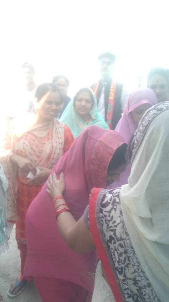meera_deepak's tweet photo. निवाडी विधानसभा के ग्राम जुगलपुरा में जनसंपर्क कर लोगों से आशीर्वाद लेती मीरा दीपक यादव ||
28 नवम्बर को मतदान केंद्र पर पहुंचे और निवाड़ी से समाजवादी पार्टी की प्रत्याशी मीरा दीपक यादव को 10 नंबर का बटन दबाकर भारी मतों से विजयी बनायें...
#मीरा_दीपक_यादव_को_वोट_करेगी_निवाड़ी https://t.co/cmnN6OwhkZ