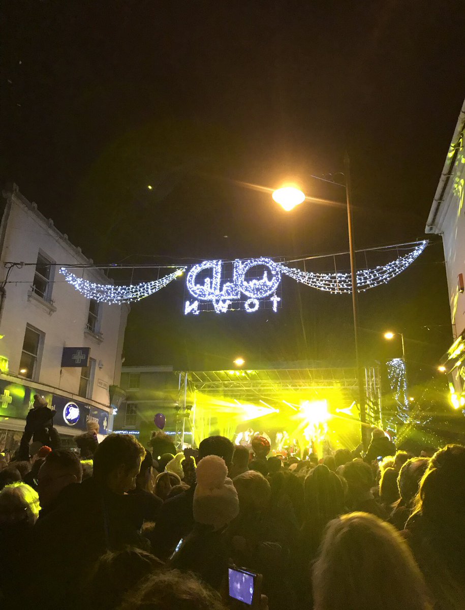 Feeling in the Festive spirit <a href="/OldTownSwindon/">OldTownSwindon</a> Christmas Lights and dinner with these beauts ♥️ @Bardolino_Swind  #goodfriends #greatfood #Christmas2018