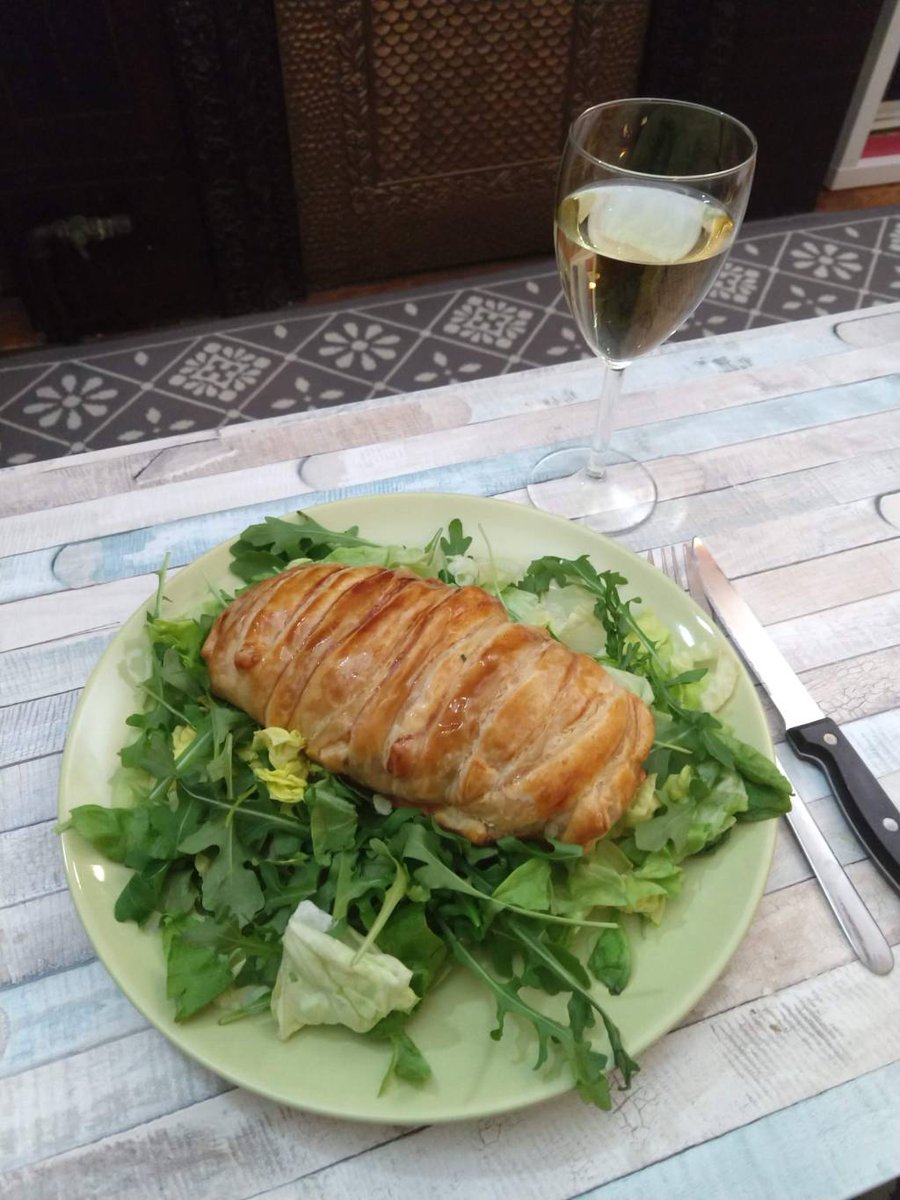 Cococcinelle's tweet photo. Feuilletés à la tartiflette https://t.co/zvtQgjp3Xl https://t.co/GsG9S8LA36