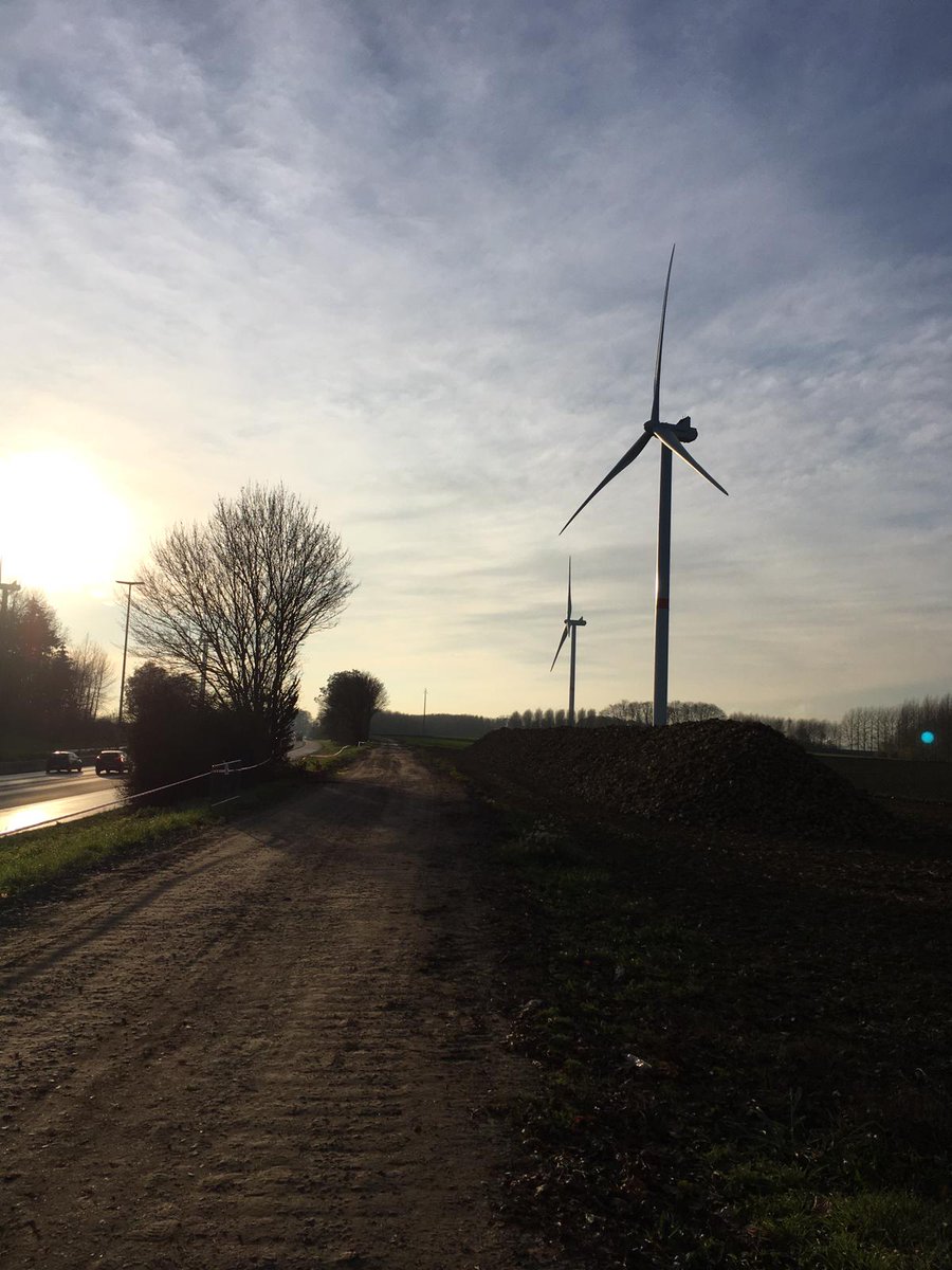 Merci @EDFLuminus d'avoir permis aux ecoliers de la region de visiter le parc de Fernelmont (et fabriquer leurs propres #eoliennes en papier) dans le cadre de la semaine #air #climat #energie