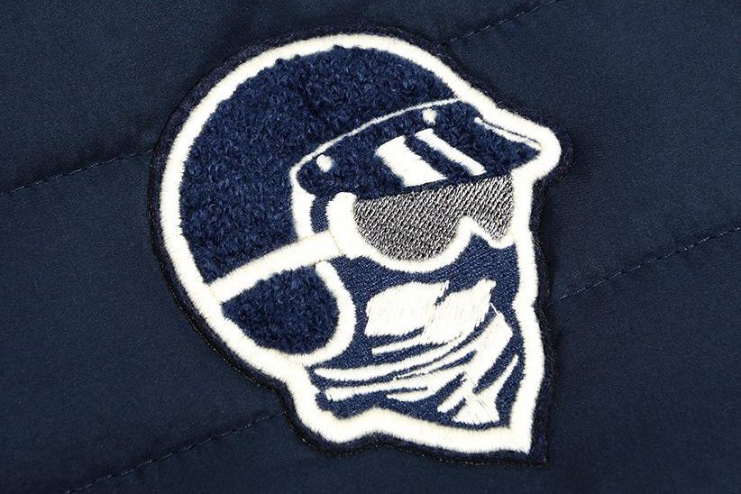 GentlemanRacer's tweet image. The Gentleman Racer Gifting Guide. 🔘Day 1.

Stay warm and stylish this Winter with the @8Js_Official Winter Driving Bomber “Pilote d’Usine” featuring a classic knitted racing stripe, commemorating #8Js racing heritage.

8-js.com/collections/ja…