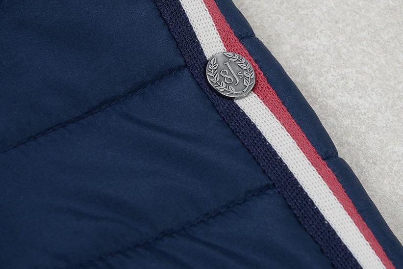 GentlemanRacer's tweet image. The Gentleman Racer Gifting Guide. 🔘Day 1.

Stay warm and stylish this Winter with the @8Js_Official Winter Driving Bomber “Pilote d’Usine” featuring a classic knitted racing stripe, commemorating #8Js racing heritage.

8-js.com/collections/ja…