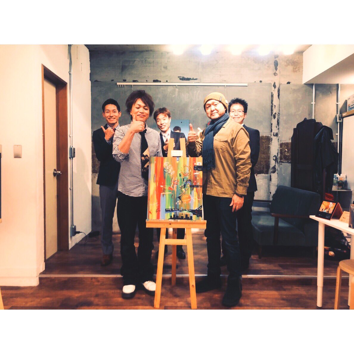 StudioRusa's tweet photo. 個展の思い出③ 松本兄さん!来場頂きました^ ^ 嬉しかったー!!^ ^ 兄さん いつもありがとです!^ ^ メンズスタッフと一緒に。ぱちりこ。
#松本隆博 #studiorusa #イズモギャラリー #art #drawing #個展 #ゑ恋點 https://t.co/g2avHKK2lH