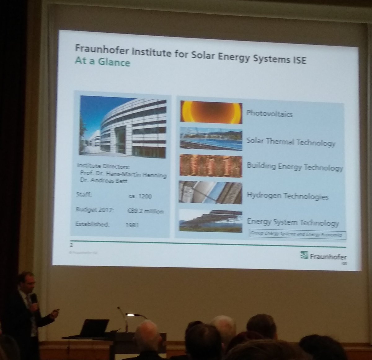 PhHauser's tweet image. Christoph #Kost @FraunhoferISE promovierte extern @tudresden_de (ee2, bei Prof. #Möst) und referiert zu Sektorenkopplung und Speicherbedarf im Energiesystem der Zukunft

#REMod #Energiesystemmodell #ReduktionDerTreibhausgase