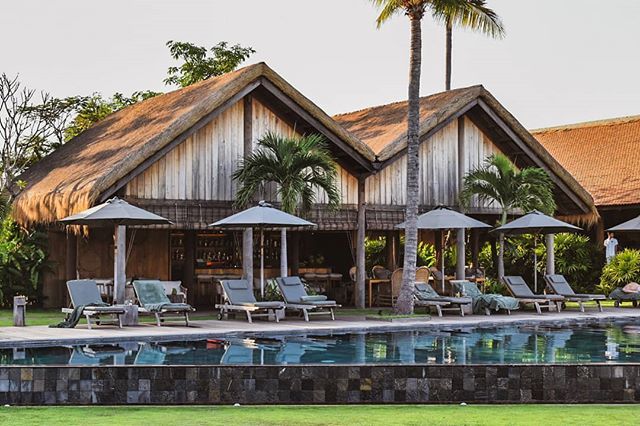 Sitting at the end of the central walkway at @zannierhotels #PhumBaitang is this absolutely stunning 50m pool! Overlooking the rice paddies and some of the villas it's one of the most tranquil places in the resort. Perfect for an afternoon nap (!), a lit… ift.tt/2PRTKx8
