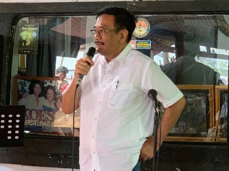 chichaisback's tweet photo. Hari ini, di rumh Papa Nomo Koeswoyo bgitu meriah. Silaturahmi Mas Hasto, Mas Djarot, Mas Nusyirwan dan kader PDIP lainnya.
Dalm rangka mngapresiasi lagu Nusantara, sbgai bgian pnting dr pembangunn karkter bangsa.
#nationcharacterbuilding #childrencharacterbuilding #chichaisback https://t.co/JG8yLUEpV6