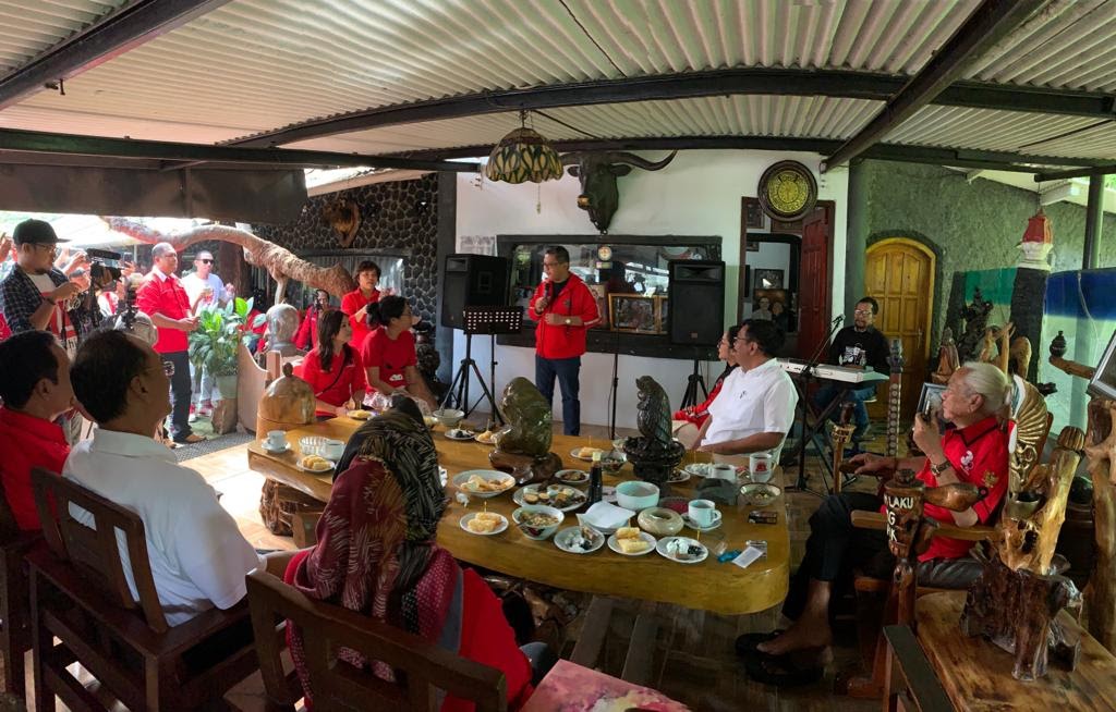 chichaisback's tweet photo. Hari ini, di rumh Papa Nomo Koeswoyo bgitu meriah. Silaturahmi Mas Hasto, Mas Djarot, Mas Nusyirwan dan kader PDIP lainnya.
Dalm rangka mngapresiasi lagu Nusantara, sbgai bgian pnting dr pembangunn karkter bangsa.
#nationcharacterbuilding #childrencharacterbuilding #chichaisback https://t.co/JG8yLUEpV6