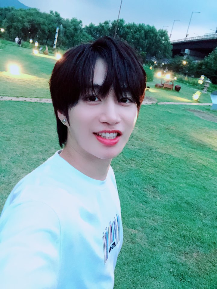 [📣]

잠시 후 8시에 유앤비가 출연하는 셀피 다이어리 마이 드로니 4화가 VLive에 공개됩니다.

필독X대원이가 마지막 케미를 폭발시킬 예정이라고 하니 많은 기대 부탁드립니다🙏🏻

🔗vlive.tv/video/99523

#유앤비 #UNB #필독 #대원
#마이드로니
