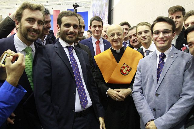 opusdei_es's tweet photo. «Dios quiere contar con nosotros para extender su reino», Mons. Ocáriz, en su viaje pastoral a Granada. https://t.co/w0sT0smh8m https://t.co/Y0QlD2mnzl