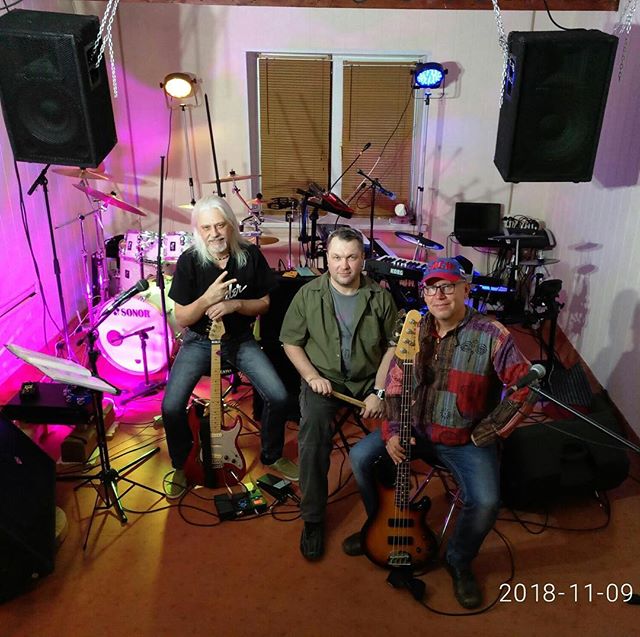 Всем Привет! Это официальный твиттер группы "Радиомузыка"!
#music #музыка #Musica #musically #singer #Studio #recordingstudio #records #MondayMorning #MondayMotivation #guitarist #drummer #guitarplayer #guitarinstrumental #радиомузыка