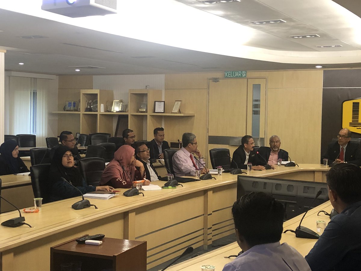 CawJalanJKR's tweet photo. Amanat Pengarah Kanan Caw Jalan YBrs Tuan @Zulakmal8 &amp; suai kenal bersama Pegawai Baru Jurutera Awam J41

Selamat datang ke #TeamCawJalan &amp; menjalankan amanah !

@RoslanMdTaha
@tkpinfra
@PengarahPKJJ
@AdananSukriMusa https://t.co/T3gEbbsk6A