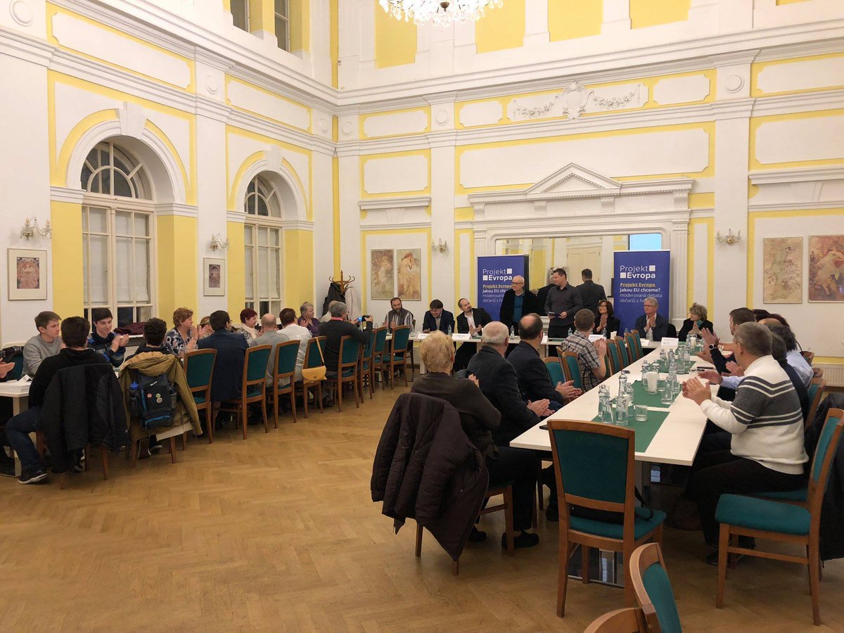 ProjektEvropa's tweet photo. V pátek jsme s naší sérií debat o #EU zavítali do Karviné. Podnětný čas zde v diskusi s občany Karviné strávili @MichalGill z @PiratskaStrana , senátor @HerbertPavera z @TOP09cz a Vladimír Špidla, ředitel @MDAkademie Díky všem zúčastněným!

#projektevropa https://t.co/PTDh604kU2