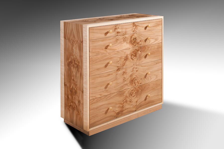 Matthew_Burt_UK's tweet image. Four-square five drawer chest-of-drawers in pippy elm with Somerset rippled ash frame and boxwood from the village of my birth in Wiltshire #britishfurnituremaking #britishtimber britishfurnituredesign #Handmade #bespoke #chestsofdrawers #studiofurniture