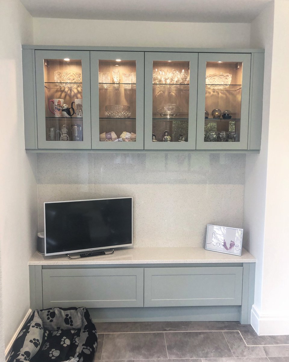 HOYHKitchens's tweet photo. / / T V  A R E A - how cute is this beautiful TV area from a clients new kitchen? Beautiful glazed units and full cladded Quartz splashback that matches the kitchen exactly- even a little place for the dog to join in on the fun ❤️ #Clitheroe #RibbleValley https://t.co/XmkaNB7NCa