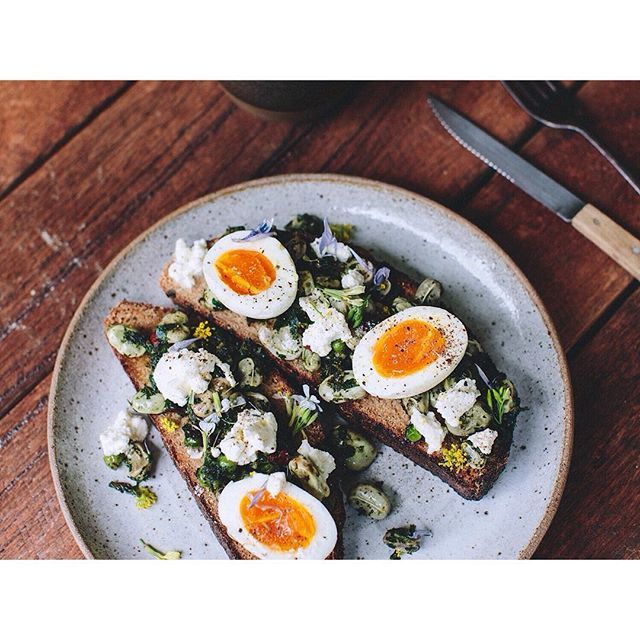 grownngathered's tweet photo. It's the season, for simple broad bean favourites - our last planting of broad beans just ready. A few days of spring left - enjoy it! 
Some simple eating inspo from our first book. This style of eating is a serious staple for us 24/7.
.
👆Our sourdou… https://t.co/lT5d1Aflh4 https://t.co/Pc29jGbTWK