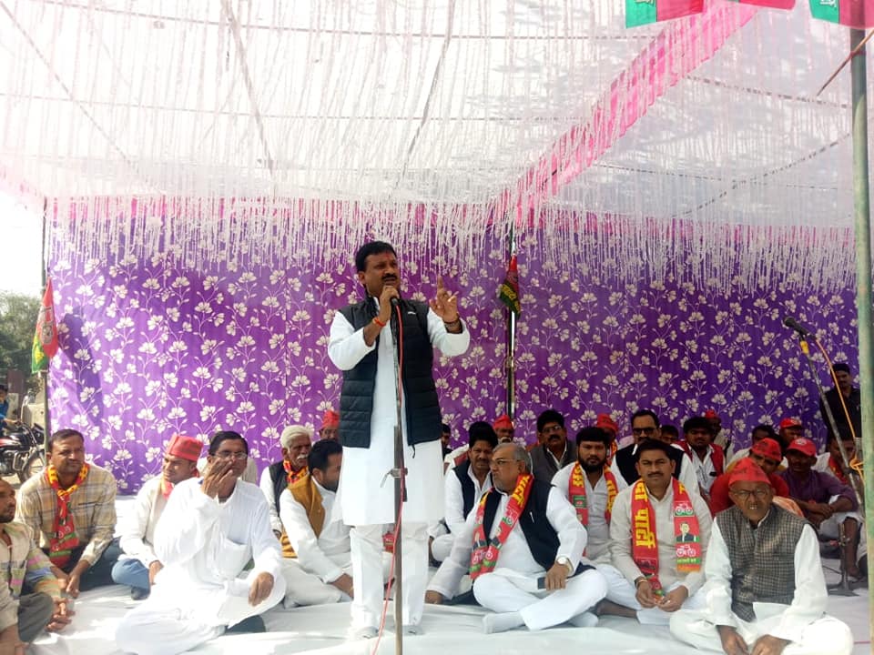 meera_deepak's tweet photo. निवाड़ी विधानसभा के तरीचरकलां में जनसभा को संबोधित करते हुए माननीय धर्मेंद्र यादव जी सांसद , साथ मे आदरणीय दीपनारायण सिंह दीपक यादव जी पूर्व विधायक गरौठा । https://t.co/eVfU350V67