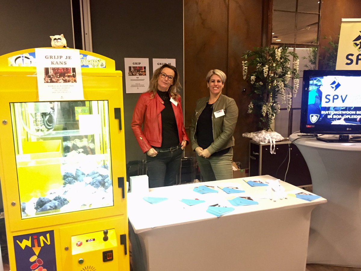 SPVopleidingen's tweet photo. Mirjam en Mirella staan klaar op de #boadag in Ede, mét een grijpmachine. Grijp je kans! #gripopevenementen https://t.co/JRwO7euM6N