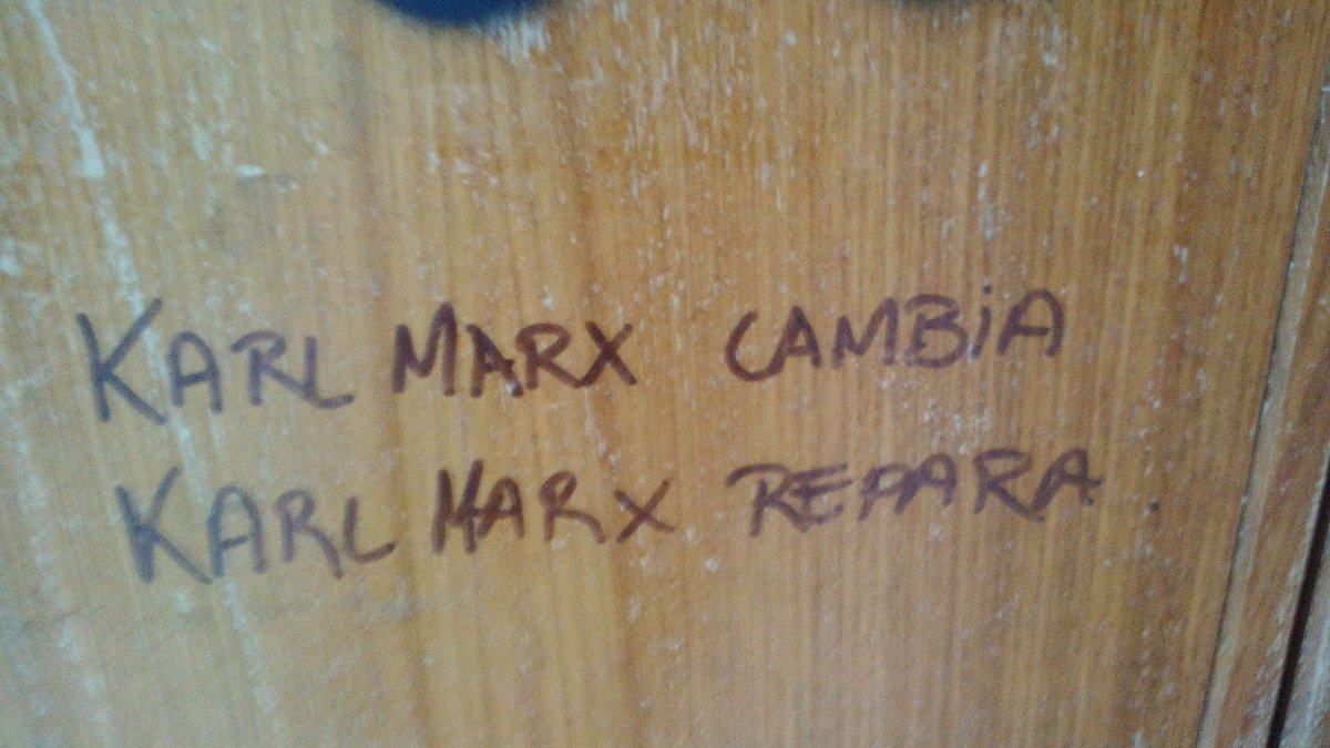 AlbertoCdP's tweet photo. No suelen gustarme las pintadas de mi Facultad, pero esta he tenido que cantarla mentalmente. https://t.co/9JUAcGsVID