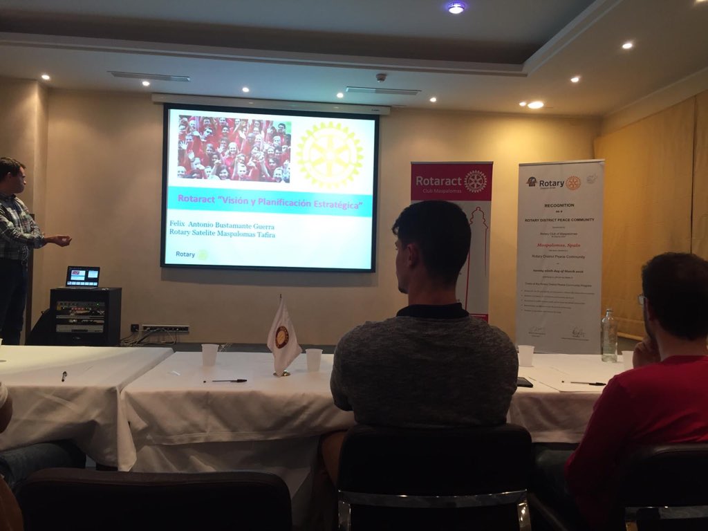 takeito2512's tweet photo. Muchas gracias a los chicos de @RotaractClubMas y @CRMaspalomas por haberme recibido anoche en su reunión y dejarme que les hablara de Rotaract, Visión y Planificación @RotaryEs @RotaryD2201 https://t.co/2FY2ZFbiYX