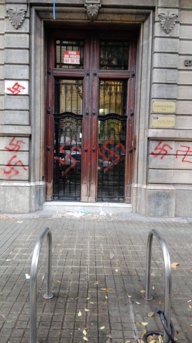 gabrielrufian's tweet photo. Sede de Omnium. Esta mañana. A ver cuantos artículos os cuesta taparlo, lacayos. https://t.co/J81m55x4HK
