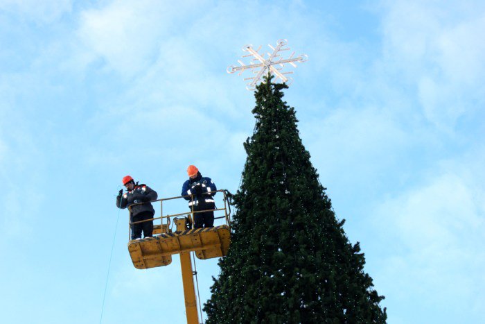"Ивгорэлектросеть" установит главную елку города до 1 декабря ivges.ru/doc.jsp?id=108…