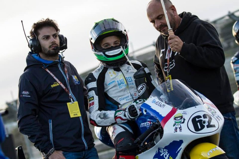 Team 3570 MTA (@team3570mta) on Twitter photo Prima esperienza nella European Talent Cup al <a href="/CircuitValencia/">Circuit Ricardo Tormo</a> per Noah Dettwiler 🇨🇭 con il Team 3570 MTA
#ETC #FIMCEVRepsol2018 #RoadToMotoGP Prima esperienza nella European Talent Cup al <a href="/CircuitValencia/">Circuit Ricardo Tormo</a> per Noah Dettwiler 🇨🇭 con il Team 3570 MTA
#ETC #FIMCEVRepsol2018 #RoadToMotoGP