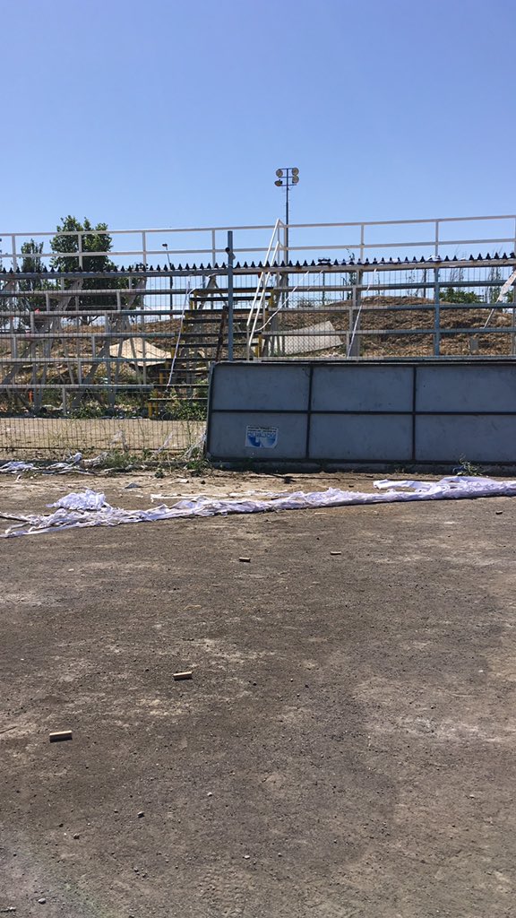 _rodosanchez's tweet photo. Habitualmente @ClubMagallanes y su hinchada así las instalaciones del estadio de @SanBernardocl  @Nora_Cuevas https://t.co/IwJqehY6Mi