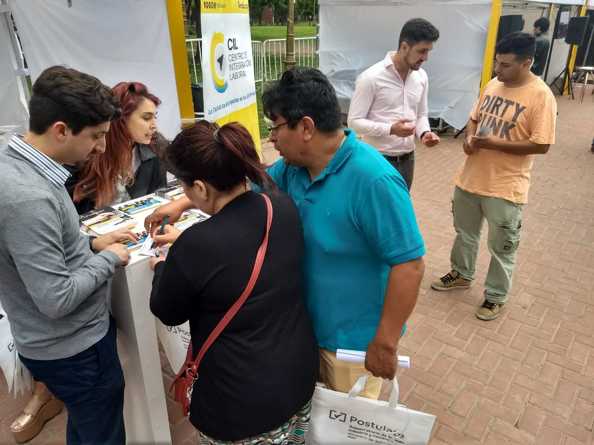 jarvisezequiel's tweet photo. Durante el fin de semana, el equipo de la Dirección de Empleo de @trabajoba participó de la feria #formatec del Ministerio de Educación, donde brindó asesoramiento en materia de Empleo a jóvenes de la Ciudad. Felicitaciones!
➡https://t.co/4Xg3nr6MZc https://t.co/Yqjm5m3iIC
