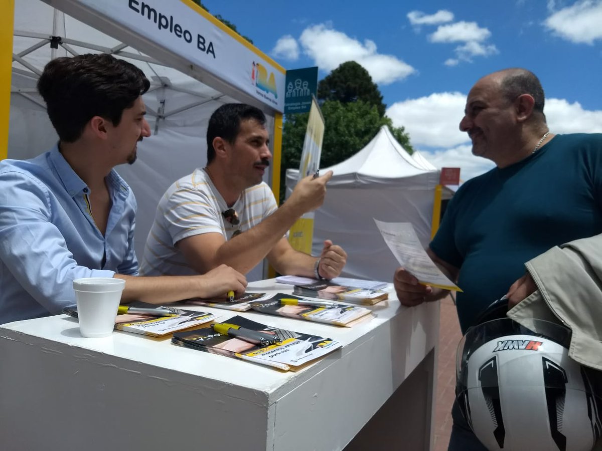 jarvisezequiel's tweet photo. Durante el fin de semana, el equipo de la Dirección de Empleo de @trabajoba participó de la feria #formatec del Ministerio de Educación, donde brindó asesoramiento en materia de Empleo a jóvenes de la Ciudad. Felicitaciones!
➡https://t.co/4Xg3nr6MZc https://t.co/Yqjm5m3iIC