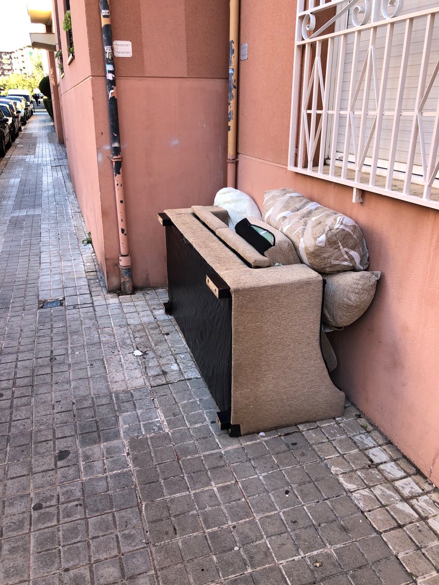 Farta de que la gent consideri el carrer pizarro un lloc on deixar escombreries i que l’ <a href="/Aj_Sabadell/">Ajuntament Sabadell</a> no faci res, ni tan sols passar a recollir-ho, tot i haver avisat! #Sabadell fa vergonya