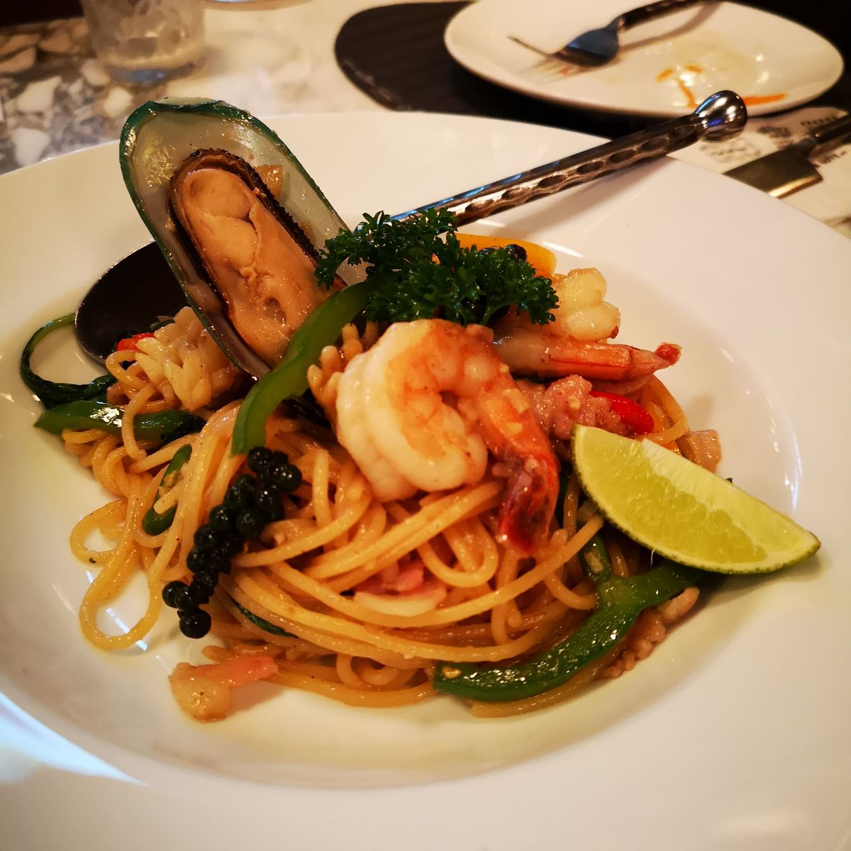 123Live3's tweet photo. ฮัลโหล 123กิน วันนี้จะมารีวิวร้านอาหารแฮงก์เอาต์ นั่งชิวถ่ายรูปสวยๆลงไอจีกันจ้า อาหารดี อร่อย แต่ราคาก็ออกไปทางแพงหน่อย แต่ก็ได้อยู่ ใกล้เงินเดือนออกก็ไปกินกันได้นะ พิกัด Fat Gut’z Saloon (แฟต กัซต์ ซาลูน) Central Eastville เค้ามีสาจาอื่นด้วยลองหาดู #123กิน
#อร่อยไปแดก #รีวิว https://t.co/SuWWWnI9Ar