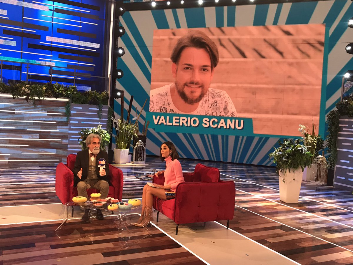 Caro <a href="/Valerio_Scanu/">ValerioScanu</a>, il maestro #Vessicchio ha appena detto in diretta  che sei un numero 1️⃣👏🏻👍🏻
#VieniDaMe