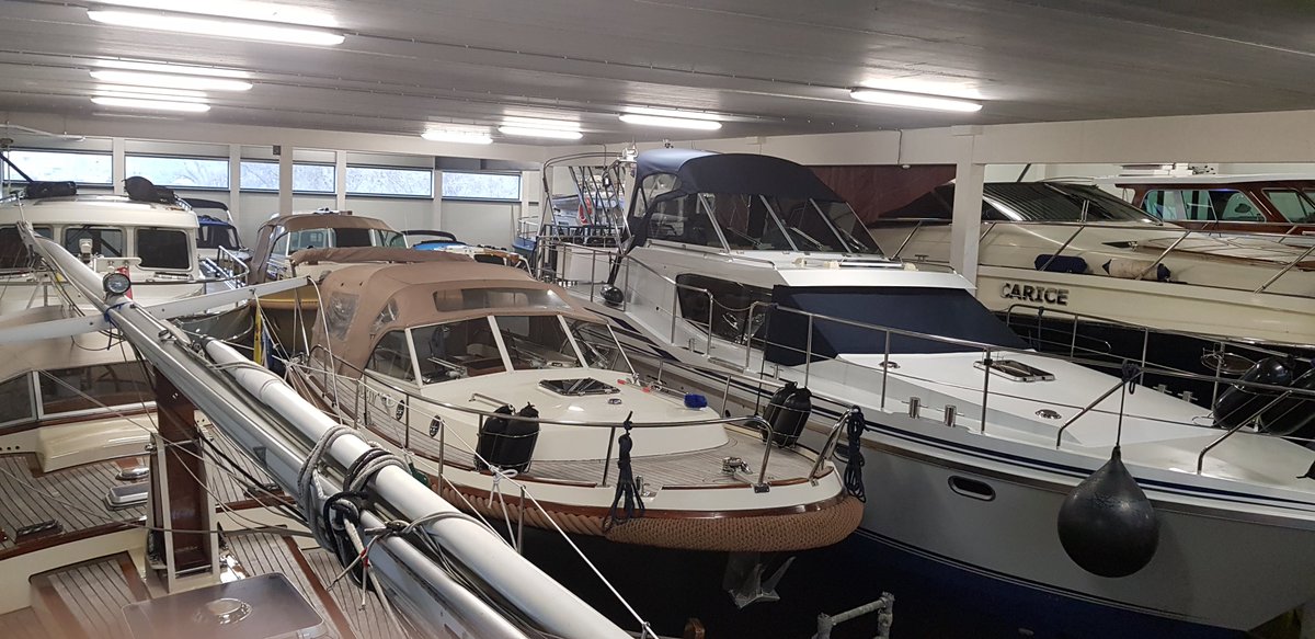 Scheepsbouwers's tweet photo. Nu het winterseizoen echt is begonnen liggen ook inmiddels
alle schepen weer droog en veilig bij ons binnen in de stofvrije, geïsoleerde
en verwarmde loods. Zoals u kunt zien is de #winterberging ook dit jaar weer helemaal volgeboekt. https://t.co/u8NLzAch73