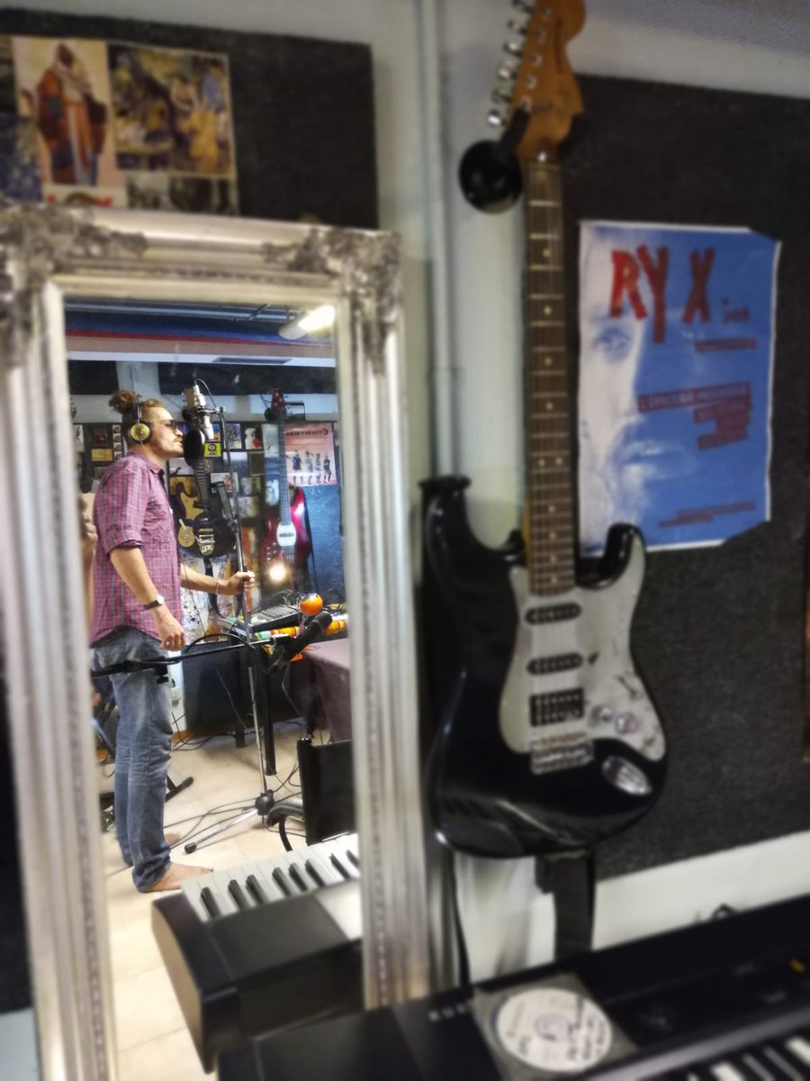 enricoesma's tweet photo. Venerdì 30 novembre #EPEnding sarà disponibile in digitale e in streaming. Un lavoro che racchiude 4 canzoni per 4 storie d'amore, tutte, a modo loro, finite bene. 4 storie che rappresentano le 4 stagione dell'anno. 

#Esma #EsmaSound #Gipsy #StudioLife https://t.co/EjBo326vyi