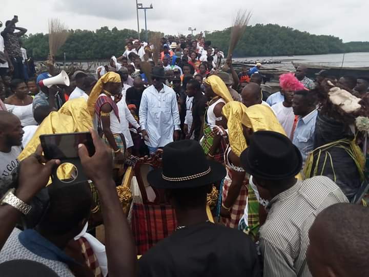 Buildersinitia2's tweet image. The Kalabari people, welcome their very own son, brother and father Arc. Tonye Cole, the Apc governorship candidate in a grand style to Kula community in Akuku-toru LGA of Rivers State on his ward to ward tour. #wegodoam #buildersinitiativeofkalabarifortonyecolev #riversofpeace