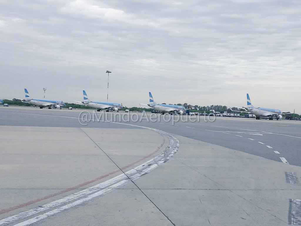 MundoAeropuerto's tweet photo. Paro del grupo Aerolíneas ✈✈
📷📷 así se siente en EZE

#aerolineasargentinas #AvGeek #BuenLunes #FelizLunes https://t.co/MtRLw7pif2