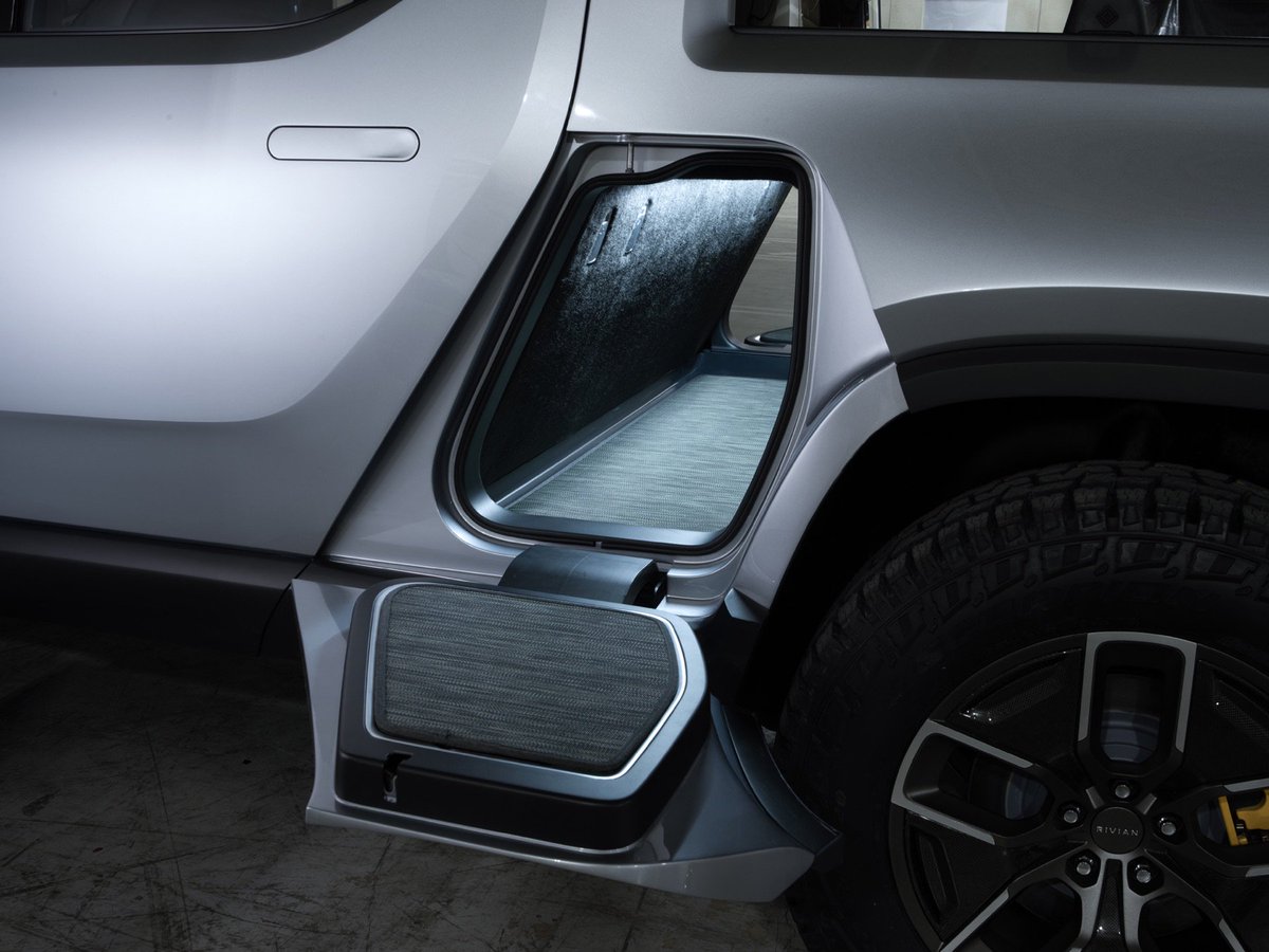 MKBHD's tweet photo. Possible Tesla competition alert: The Rivian R1T. 750 horsepower. 400 miles of range. Starting at $69,000 in 2020 and they’re taking deposits now.

Basically it’s a kickstarter, but also a great look at the benefits of electric in a pickup. So much space!

https://t.co/9ZttB15Oh8 https://t.co/DawXgi5pUd