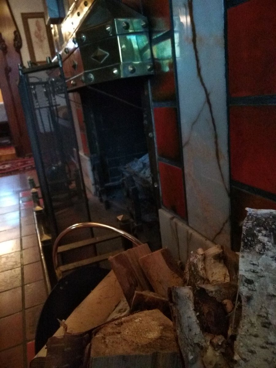 KeyholeCastle's tweet photo. Even when it's not in use (which happens a lot during the winter), the fireplace is elegant. https://t.co/dUjjhB2hep