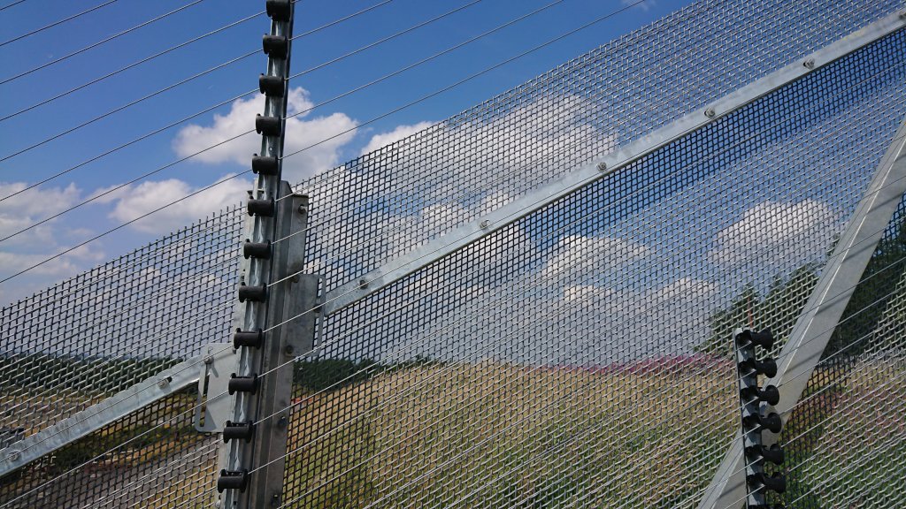 zaunlimited's tweet photo. Did you know that our #armaweave #rakingsystem can cope with gradients of up to 45 Degrees? Come and see @zaunlimited at #StandF41 at @ISExpo18 to find out all about it #StandF41 #InternationalSecurityExpo #perimetersecurity #RakingArmaWeave https://t.co/2lw4vaIpIr