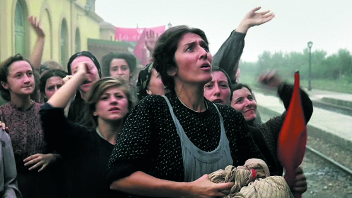 iperione1797's tweet photo. Regista immenso, Bertolucci è tra gli ultimi (ahinoi) a tenere alta la bandiera del nostro cinema. Molte delle sue opere rimarranno impresse a fuoco nella storia della settima arte: #UltimoTangoAParigi, #Novecento, #LUltimoImperatore, #TèNelDeserto, #PiccoloBuddha... [Segue] https://t.co/akxydu1HuT