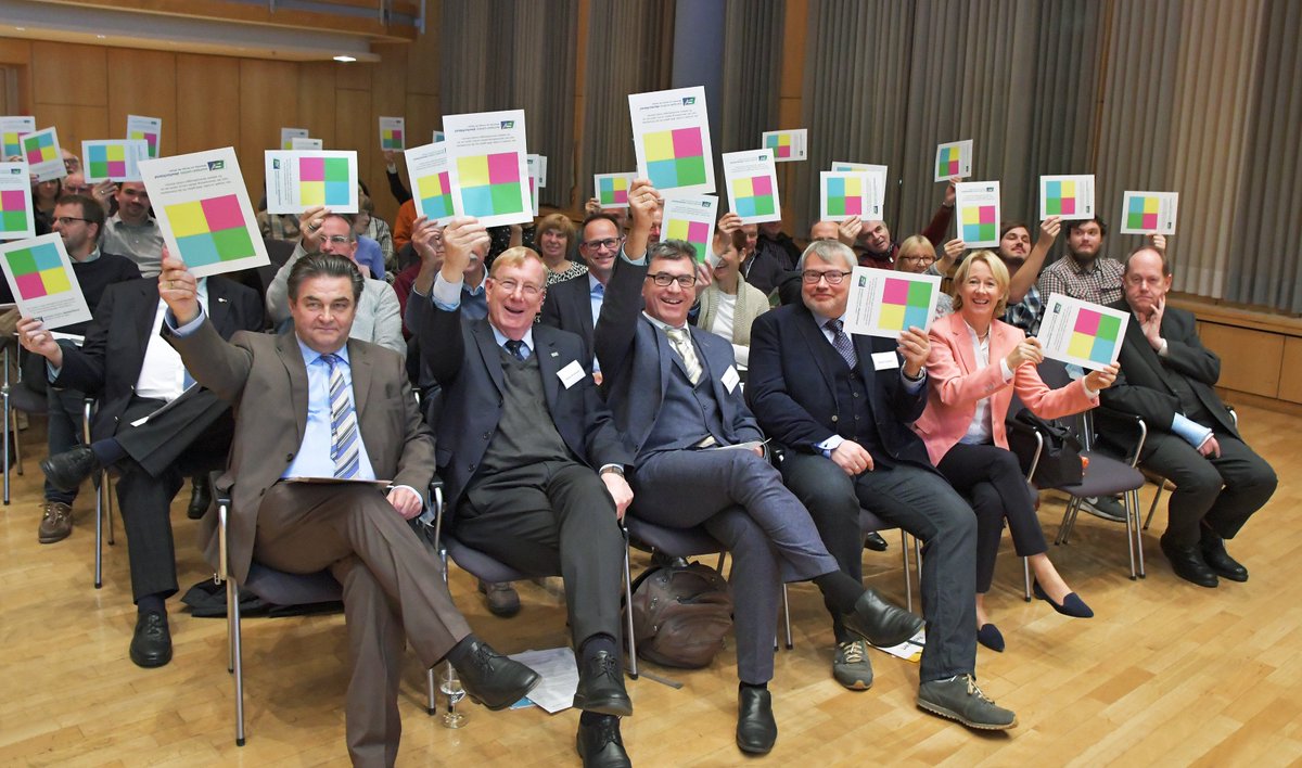 EUD_Dialog's tweet photo. Europa braucht #Europamacher, so lautete das Fazit unseres #EUD_Dialogs im unterfränkischen Aschaffenburg! Über 90 Bürger*innen diskutierten ihre Anliegen für die Zukunft Europas. Wir haben den Dialog hier für euch zusammengefasst: https://t.co/6gZtsrinQK
Foto: Petra Reith/EUD https://t.co/GKrgEhnvTH