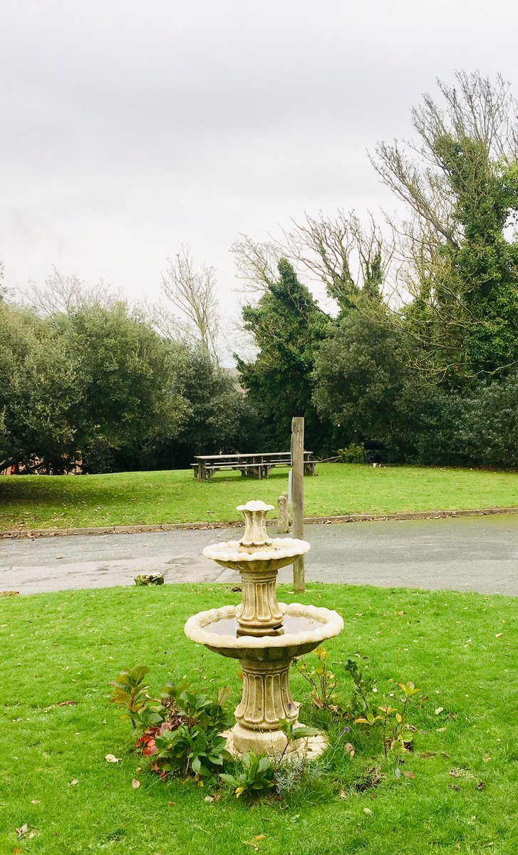 EFL_BSTG's tweet photo. One of the best things in England 🏴󠁧󠁢󠁥󠁮󠁧󠁿 are the gardens, and you just have to look 👀 through St George’s windows to enjoy this beautiful view 🌳 🌱  🌷 

#garden #gardening #greenengland #landscape #nature #MondayMorning #mondaymood #paisaje #ivy #picnic #barbeque https://t.co/Tke9ukZD3b