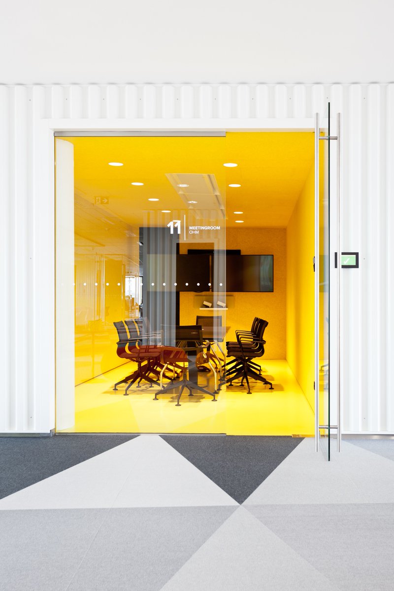 BuzziSpace's tweet photo. The only thing that can brighten up our mood on this cold Monday are these bold colors! Remember, life is too short for boring walls. #BuzziSkin #Wallpaper #HappyHealthyWorkspaces https://t.co/uFCXQHaXXR