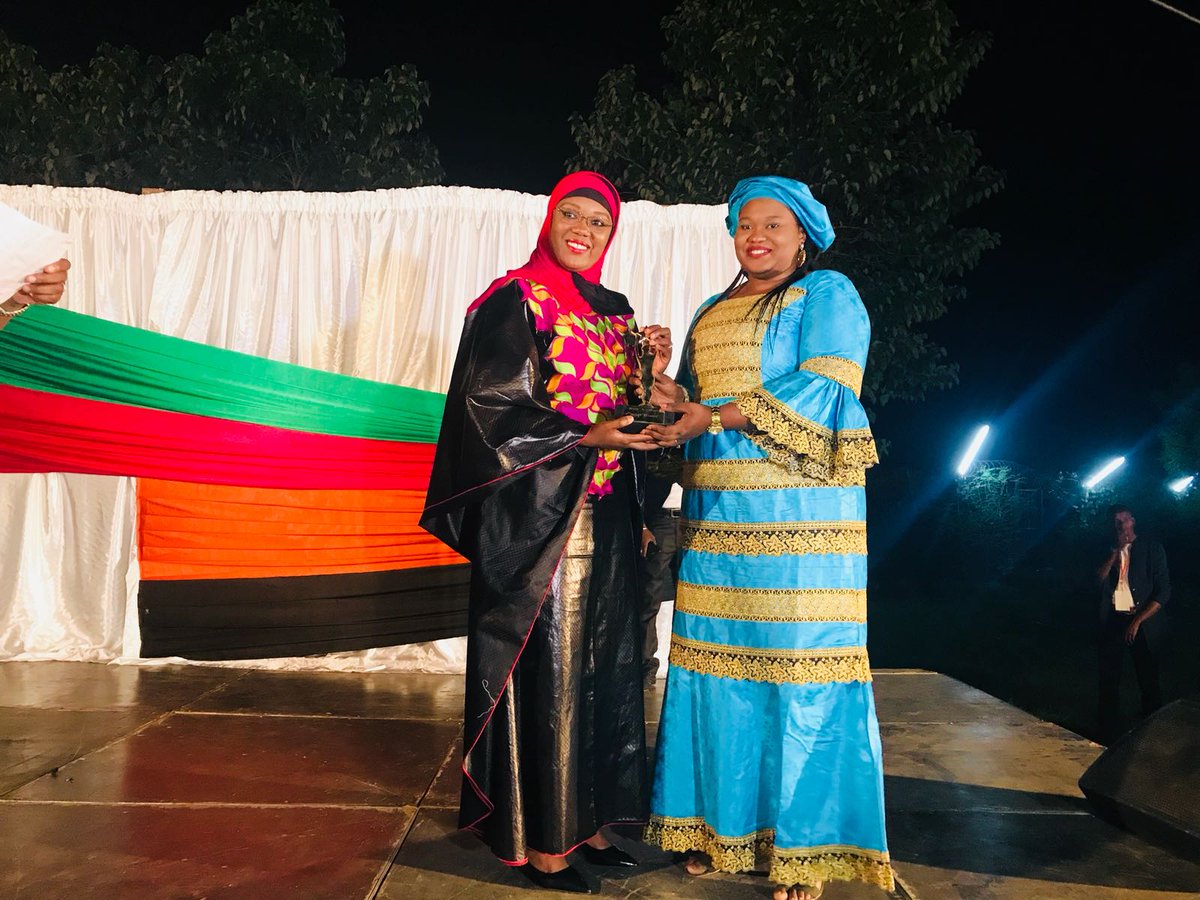 NigeriElles's tweet photo. Mme Maidah Zeinabou, PDG @NigerLait a reçu le trophée Femme d'Inspiration le vendredi soir lors de la soirée de gala #NigeriellesAwards2018. Trophée remis par @SamybenSSZ présidente de @NigeriElles à sa fille @Mrs_Maamie
#NA2018 nous recompensons les femmes qui osent reussir. https://t.co/RBfWlRCtgX